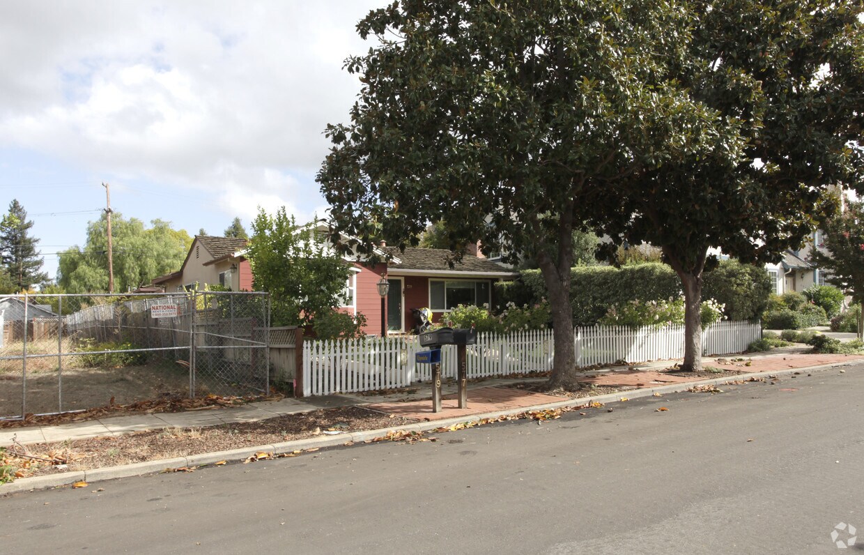 Primary Photo - 577-579 Lassen St