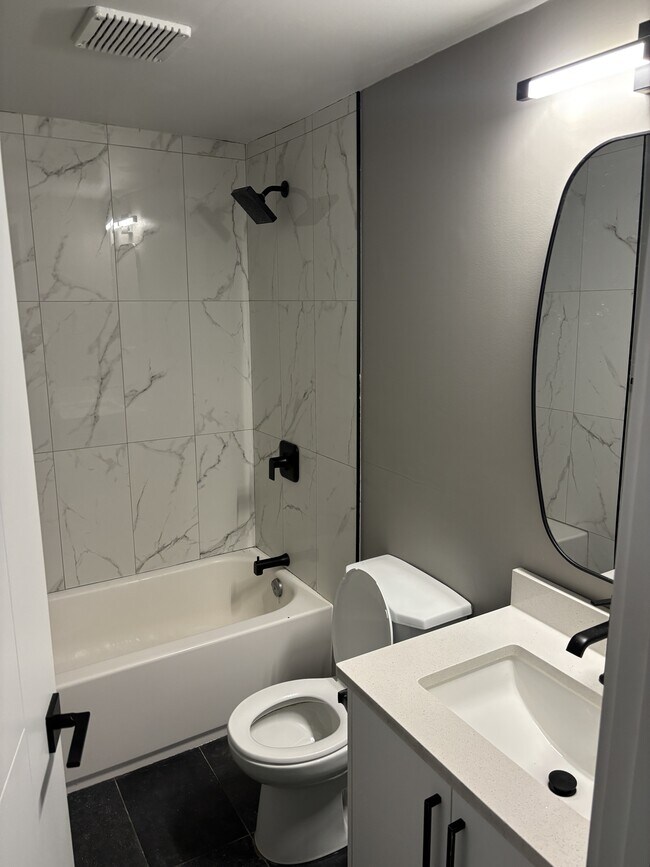 Photo du bâtiment - 12525-12118 118 Ave NW