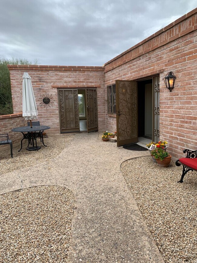 Building Photo - 4 Bedroom 3 Bath Home, Over an acre gives ...