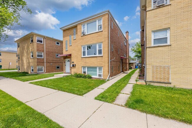 Foto del edificio - 8320 W Irving Park Rd