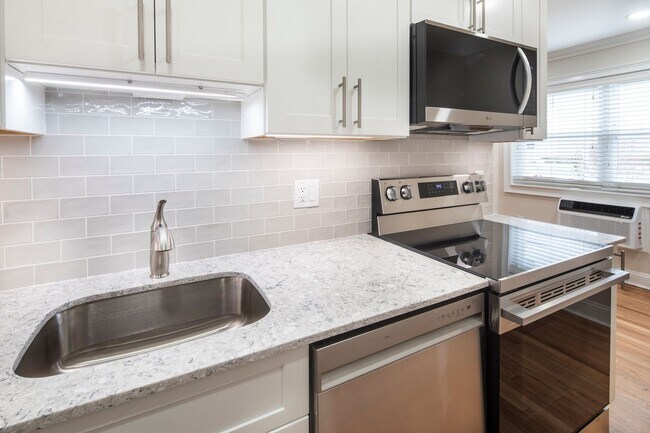Foto del interior - Regency Manor: In-Unit Washer & Dryer, Cold Water Included, Cat & Dog Friendly, and Custom Closets