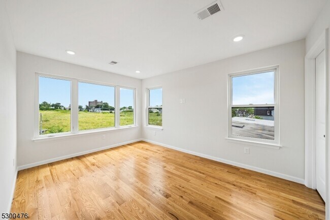 Building Photo - 549 S Orange Ave