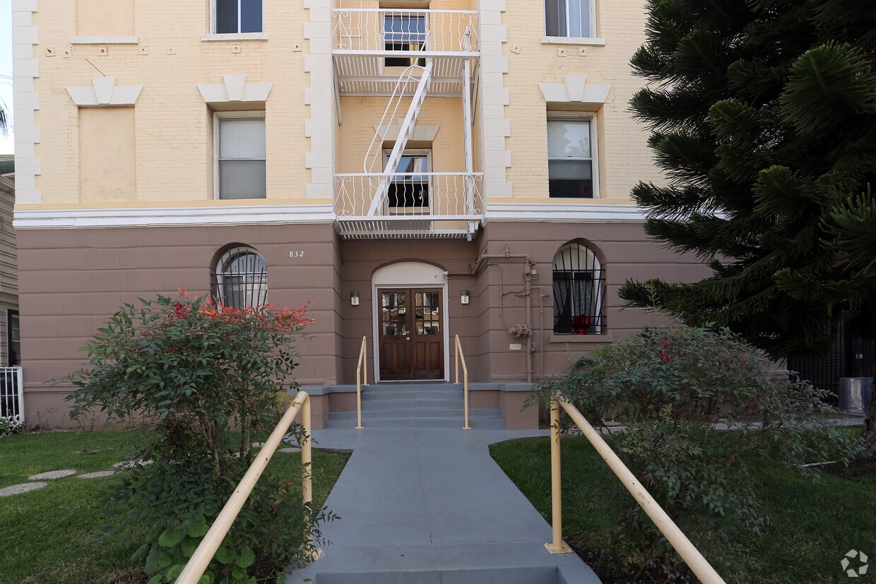 Building Photo - 832 S Fedora St