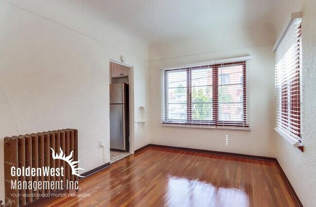 Building Photo - Top Floor Bankers Hill 1Bdm 1Ba