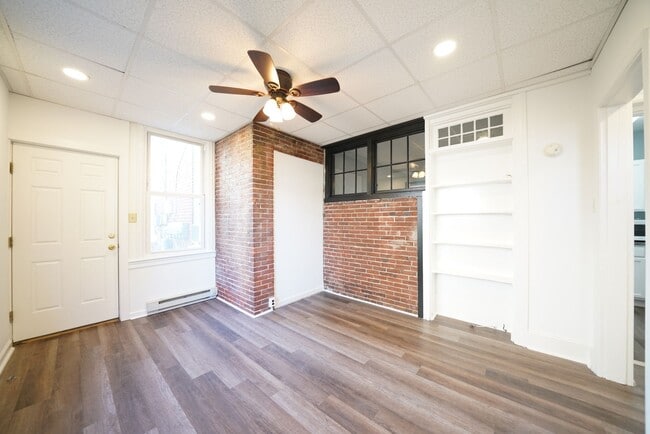 Building Photo - 402 N Church St
