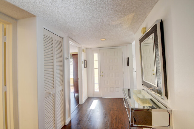Foto del edificio - 7455 Glendevon Ln