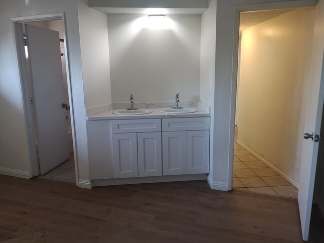 Building Photo - 4632 Canoga St