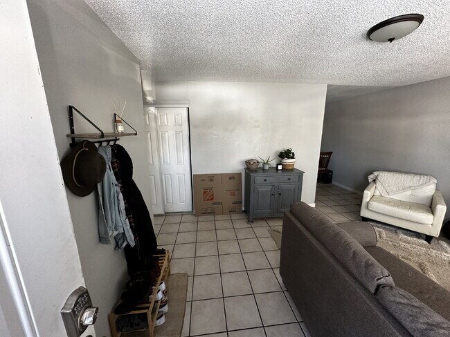 Foto del edificio - Available NOW! Cosy duplex in Potter Highlands!