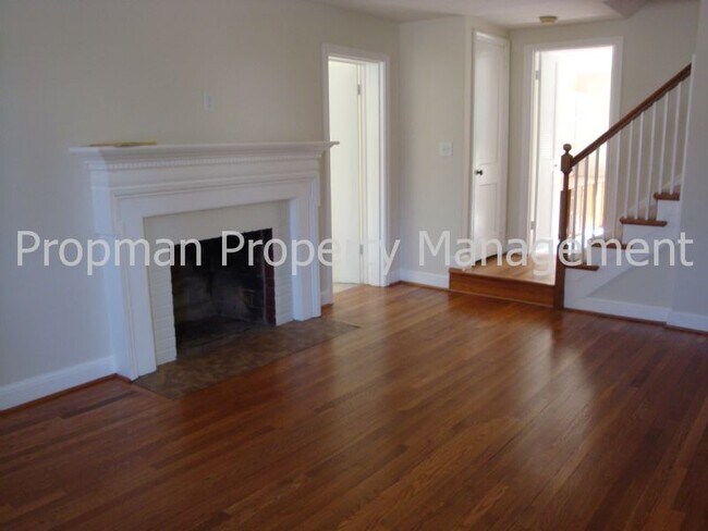 Building Photo - Colonial located in Falls Church