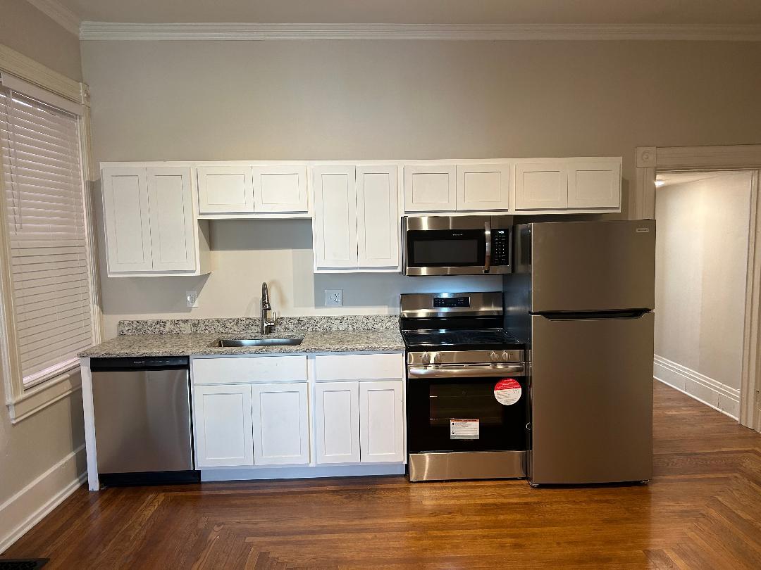 Primary Photo - 220 E 10th St