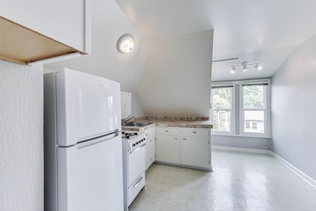 Building Photo - Beautiful Studio in Prime Palo Alto Location!