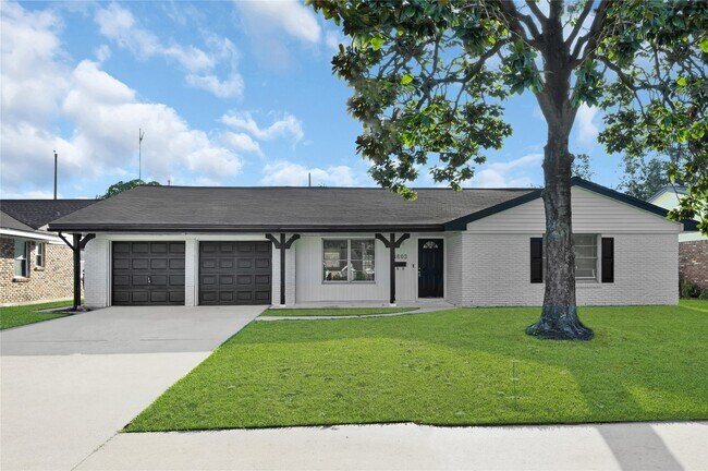 Building Photo - 8603 Freewood St
