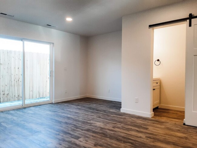 Building Photo - 2 BED/ 1.5 BATH TOWNHOME