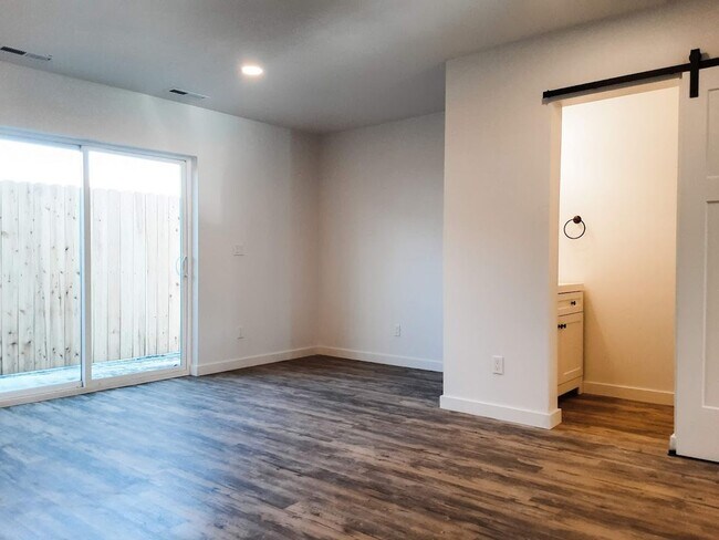 Foto del edificio - 2 BED/ 1.5 BATH TOWNHOME