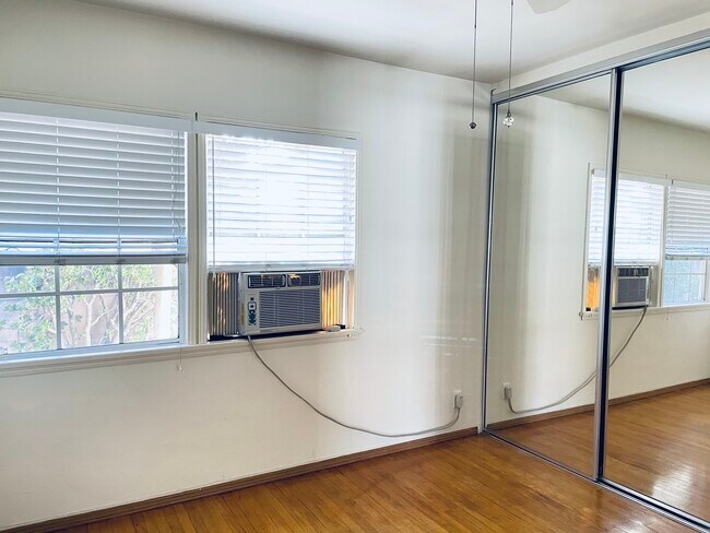 bedroom with 2 closets - 503 N Shelton St