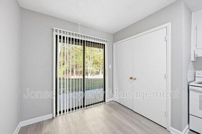 Building Photo - 905 Chimneys Ln