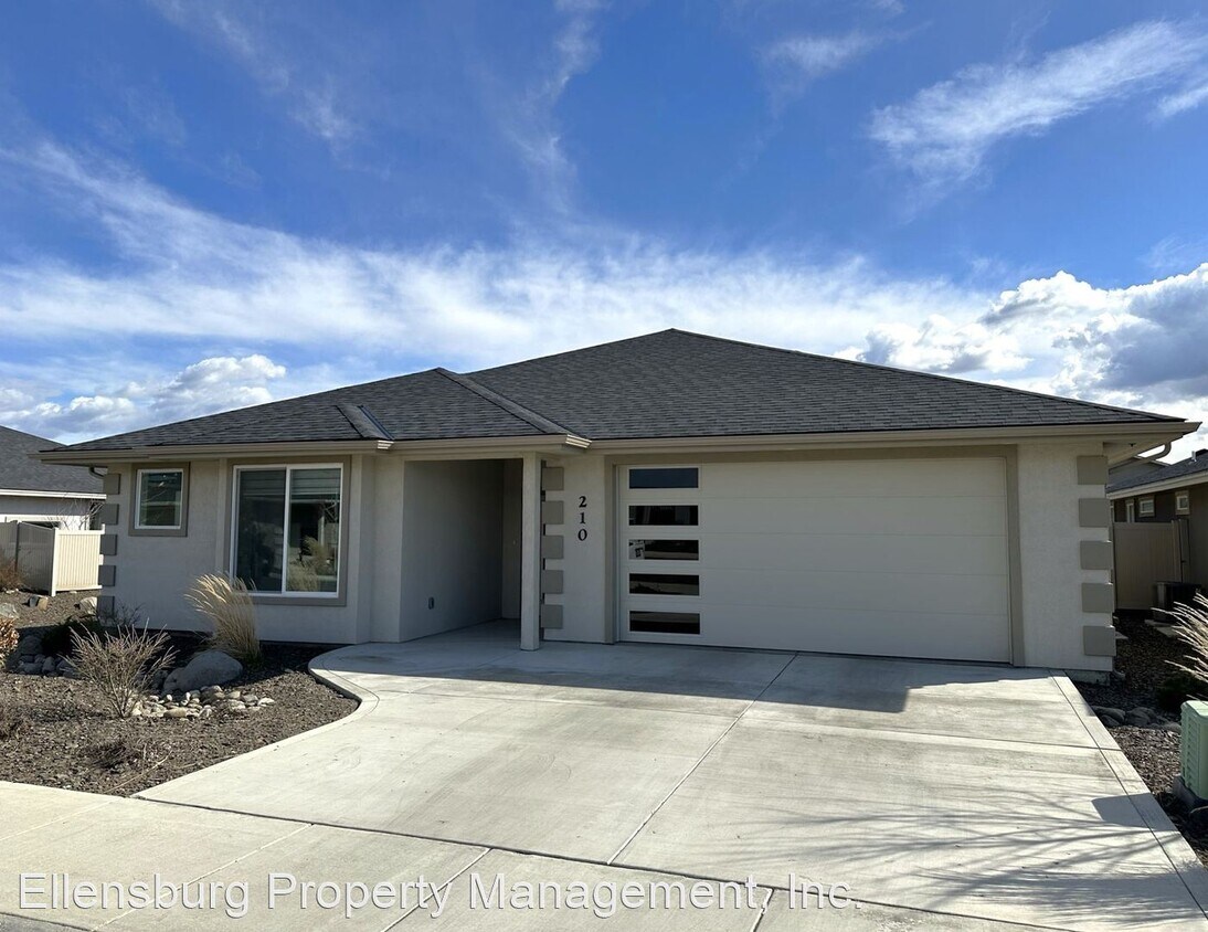 Foto principal - 3 br, 2 bath House - 210 E Stanford Avenue