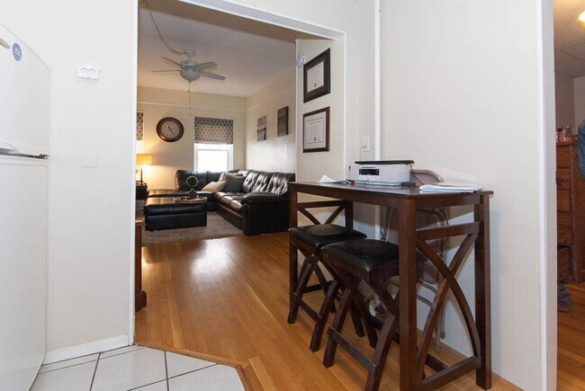 Building Photo - Comm Ave 2bed on the Green Line - Heat/HW ...