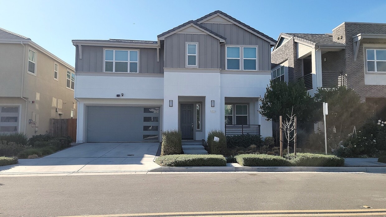 Foto principal - 2689 Tranquility St