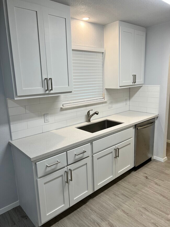 Foto del edificio - 6004 Ridgecrest Dr