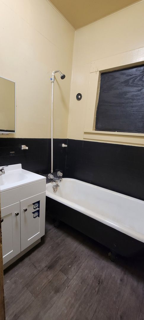 Building Photo - Large 3 bedroom/1 bath with Refrigerator, ...