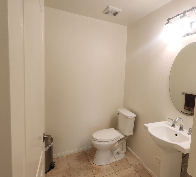 Building Photo - Amazing 2 story 4 bedroom home in Simi Val...