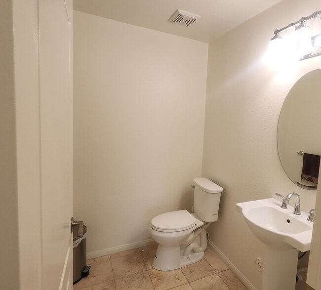 Foto del edificio - Amazing 2 story 4 bedroom home in Simi Val...