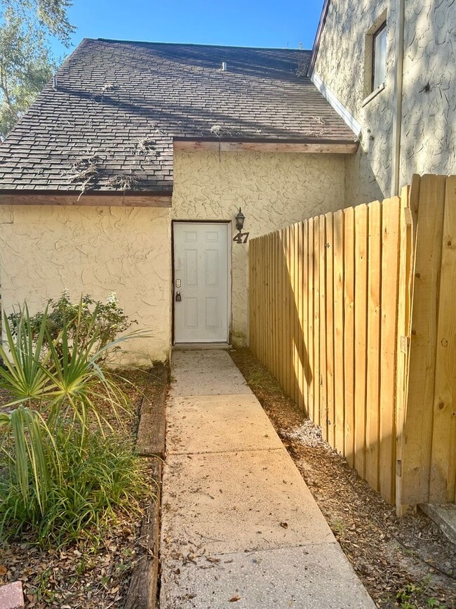 Building Photo - 2 BEDROOM 1 BATHROOM CONDOMINIUM IN OAK BR...