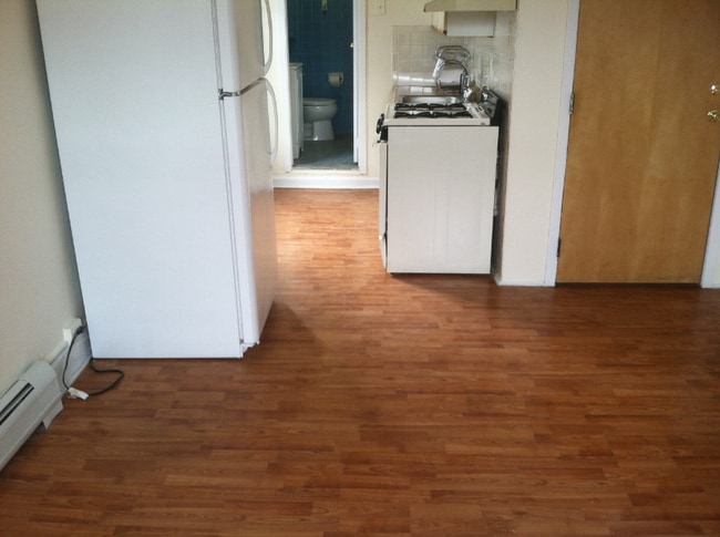 Building Photo - 495 Main St