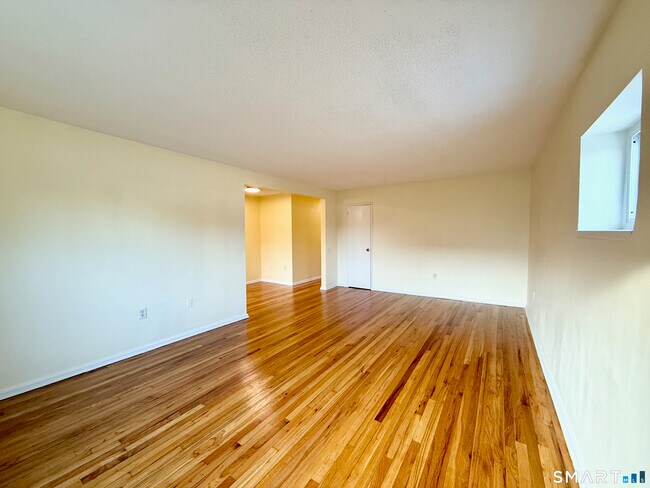 Foto del edificio - 570 Whitney Ave