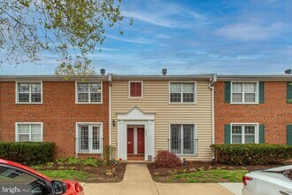 Building Photo - 2707 S Walter Reed Dr