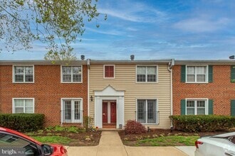 Building Photo - 2707 S Walter Reed Dr