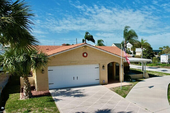 Building Photo - Waterfront Home Located On The Gulf 3/2 Pl...