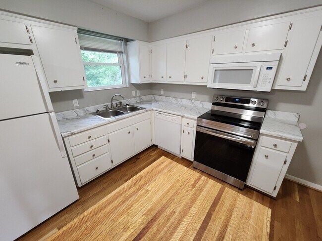Foto del edificio - COMING SOON... Spacious 3R/1.5BA in Wilson...
