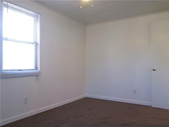 Foto del edificio - 2555 Lloyd Rd