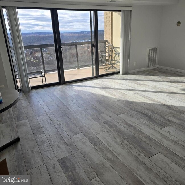 Foto del edificio - 307 Yoakum Pkwy
