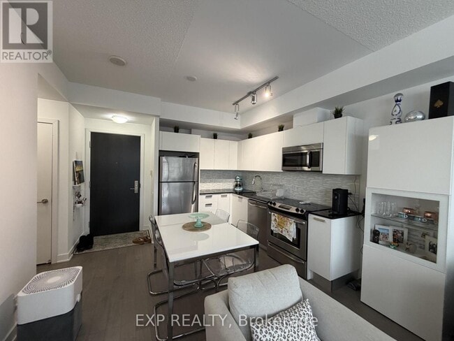 Photo du bâtiment - 1815 Yonge St