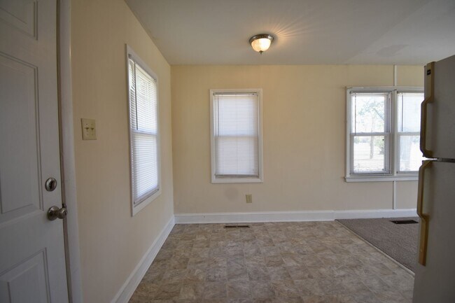 Building Photo - Coming Soon: 3 Bedroom 1 Bathroom
