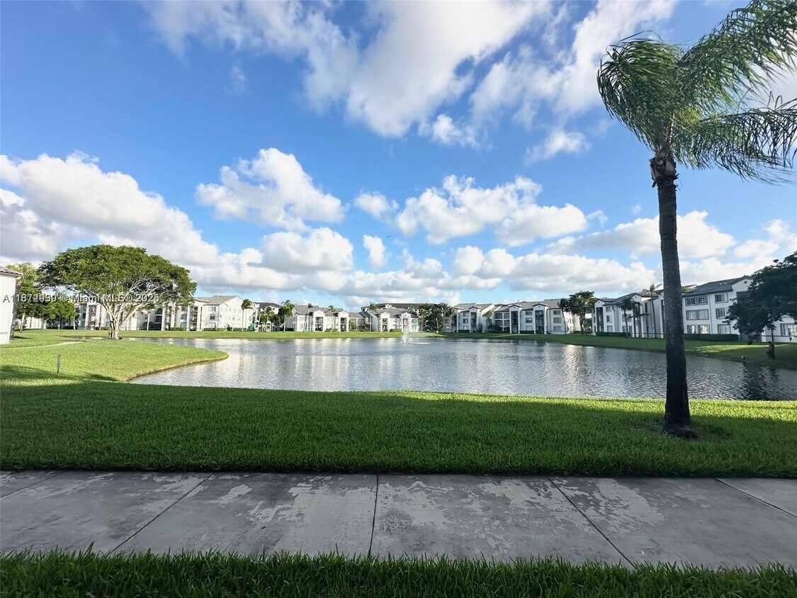 Foto principal - 4460 NW 107th Ave