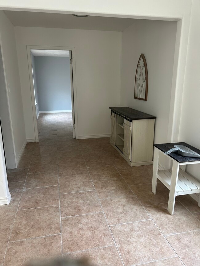 Building Photo - 2725 Deer St