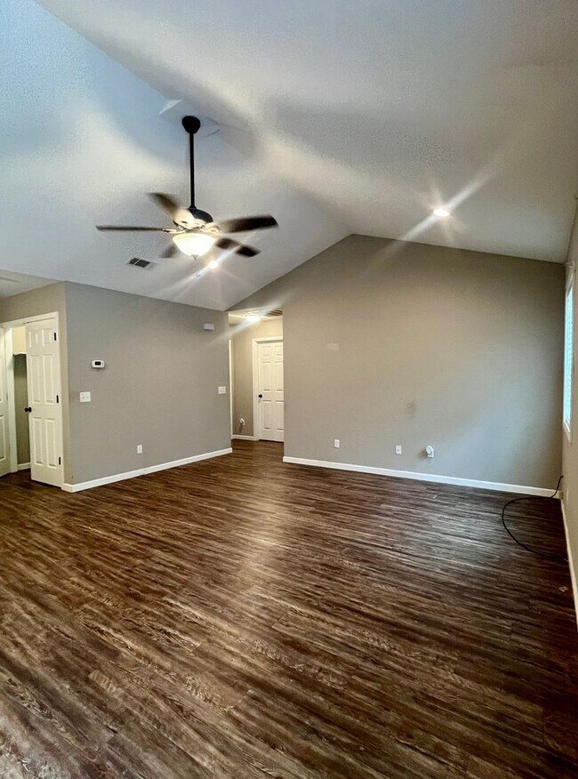 Foto del edificio - 403/405 E 6th Street