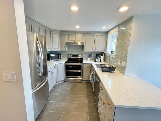 Foto del edificio - Remodeled 3-Bedroom Penthouse Condo with Views!