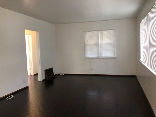 Building Photo - 1712 Huntington Dr