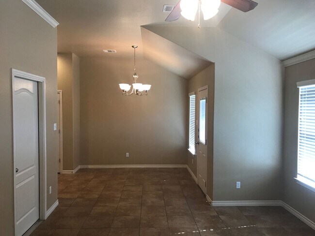 Building Photo - 3/2 duplex close to Clear Creek Gate viewable 8/05/2026