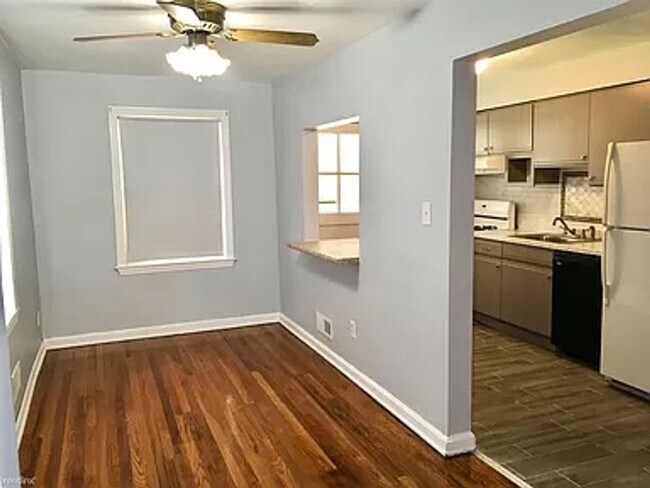 Building Photo - 2 Bedroom Townhome with Vintage Charm in B...