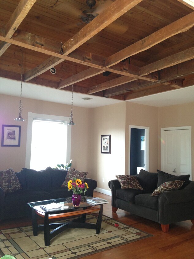 Living room - 12 NW Front St