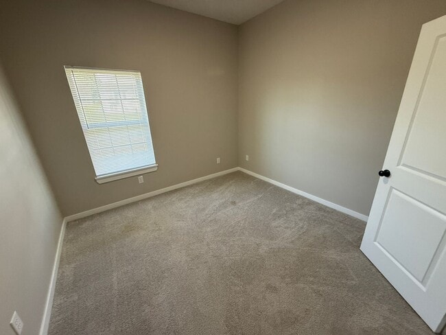 Building Photo - Spacious 5-Bedroom Walkout Basement Home i...