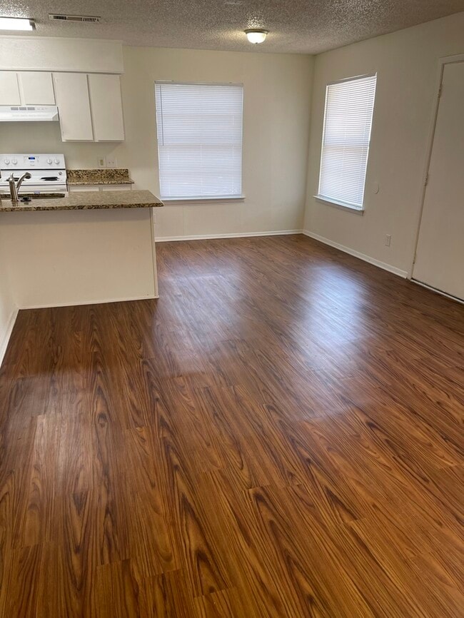 MOVE-IN READY ON 11/1/2025. Single level, ... - MOVE-IN READY ON 11/1/2025. Single level, ... Townhome