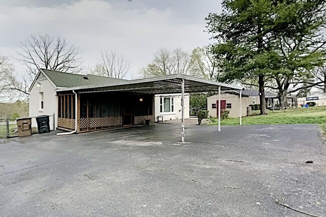 Building Photo - 537 Whispering Hills Dr