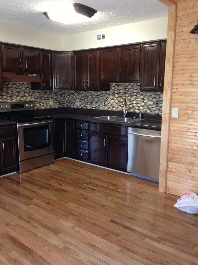 Building Photo - 102 Berry Ln